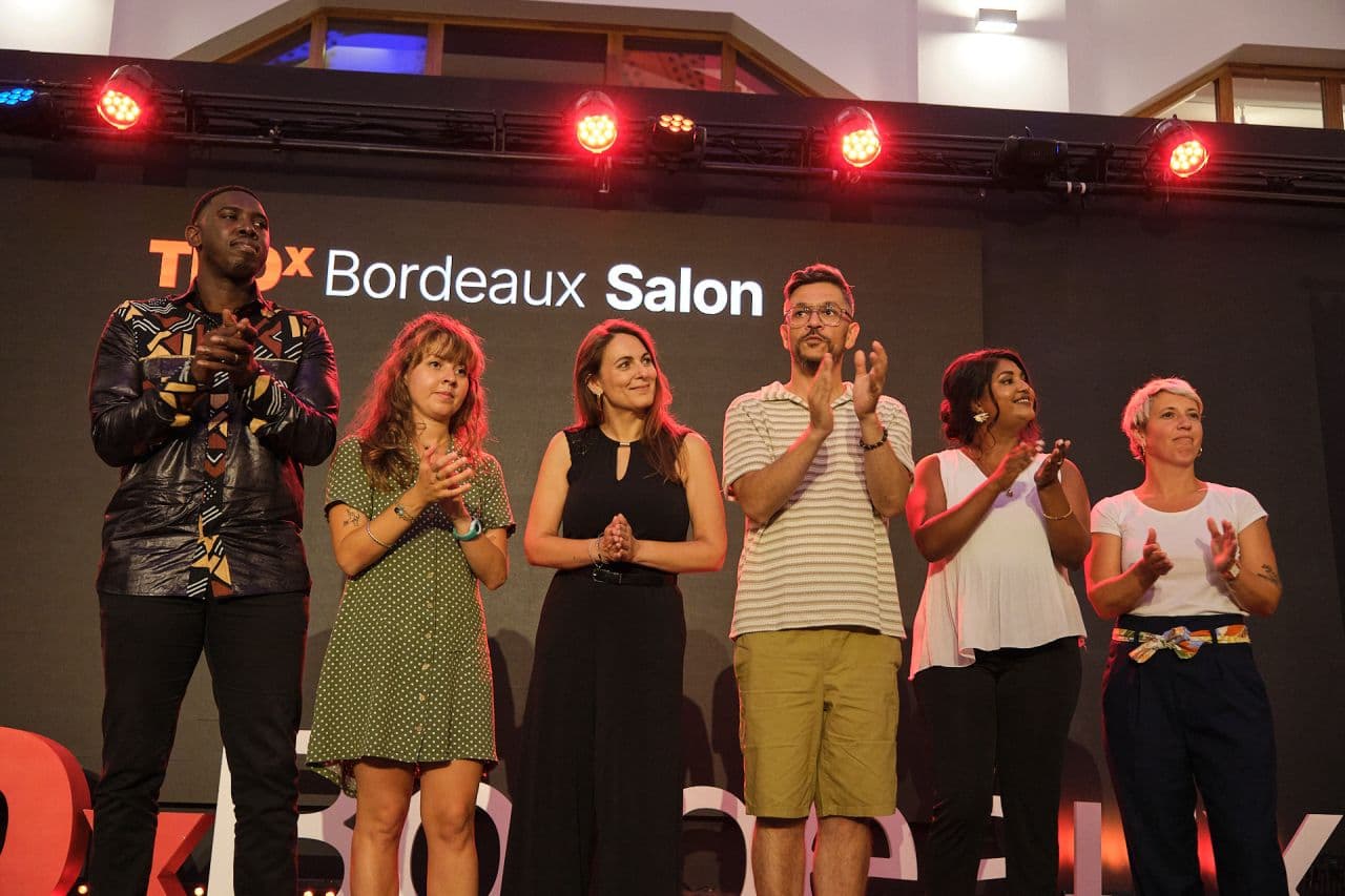 Massy Djaura avec les intervenantes et intervenants du Salon #2 de TEDxBordeaux sur la scène de La Grande Poste